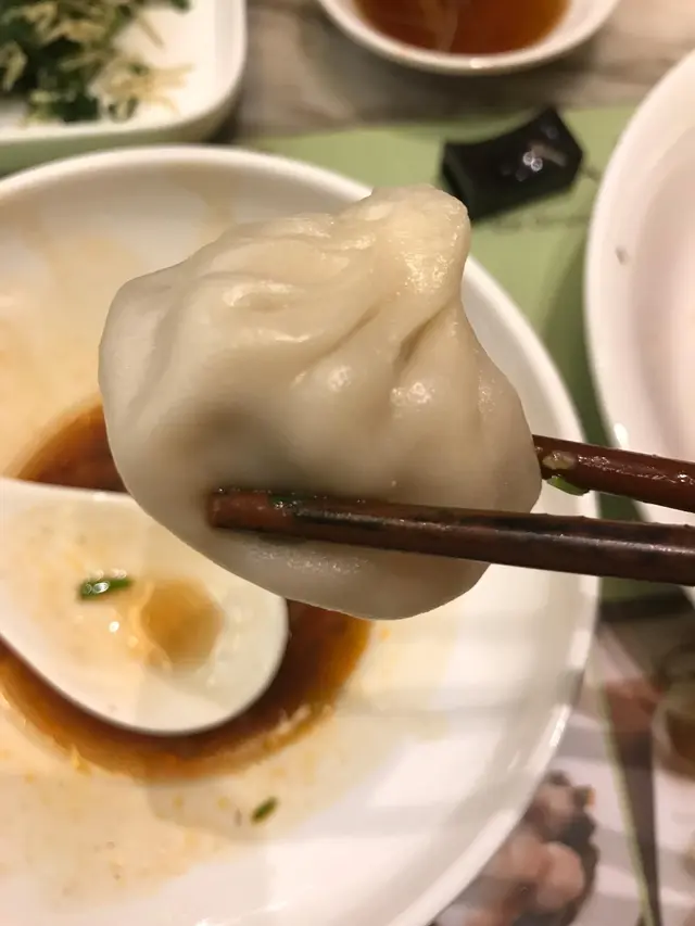 皮不算薄，幸好仍不太多粉，餡為豬肉，咬開有肉湯，味道湯口鮮甜