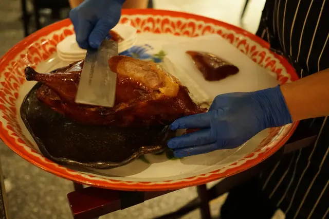 只見師傅從容不迫的把鴨皮鴨肉割切下來,刀工快且俐落,乍看是一場精湛的表演。