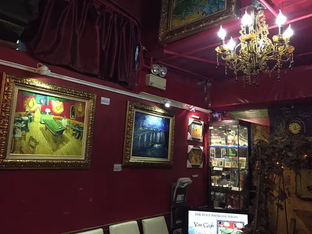 牆壁有不同的仿梵高畫的作品