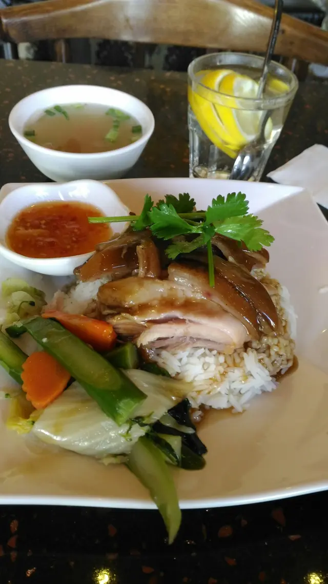 泰式豬脾飯,熱檸水和例湯