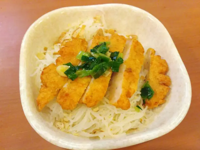 蝦餅撈懞 第一次食撈懞!! 我覺得似有麵既沙津!! 個底有菜有瓜有花生 加個橙色既魚露汁 (D汁唔spicy架喎) 撈完食整體好特別 好清新喎 