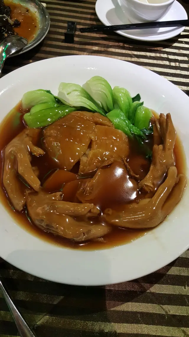 翡翠鮑汁百靈菇伴柚皮鵝掌