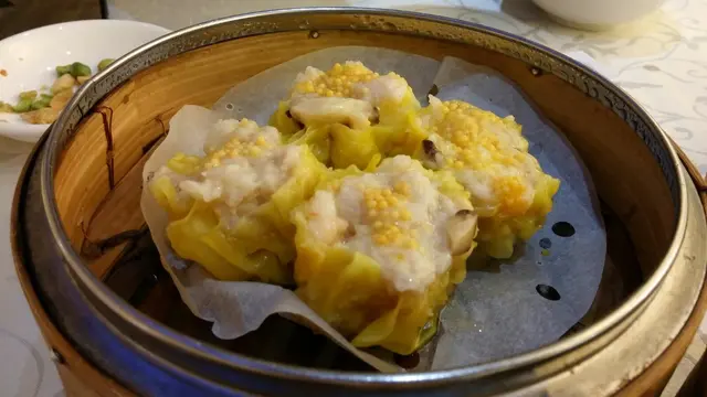 燒賣亦足料, 蝦肉佔的比例比較多, 肥豬肉反而不太多, 感覺不會太肥膩