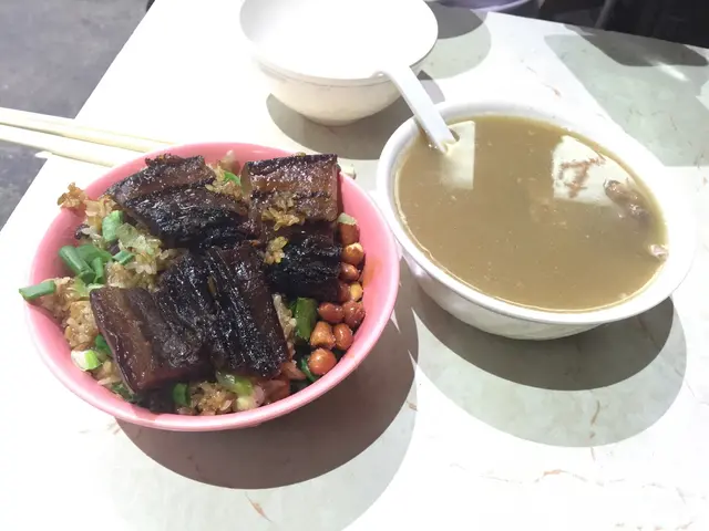 $25一碗生炒糯米飯，加$8可加臘肉或臘腸，是三大塊那麼多！要有的都有。不會過油，顏色足夠但不會很鹹