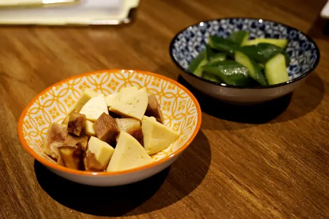 前菜小碟：豬頭肉拼豆腐乾、手拍青瓜