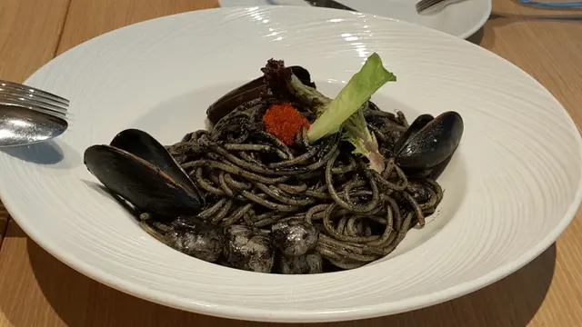 加拿大蓝青口、带子、罗勒墨鱼汁意大利粉