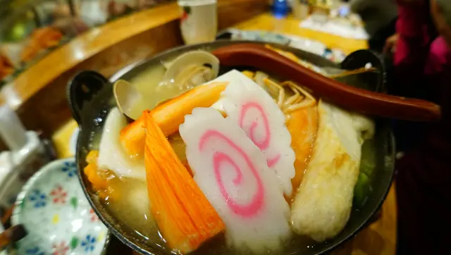 海鮮湯味濃，有特大大蝦及多種貝殼類食物，有大頭菜及粉絲等材料，很像海鮮雜菜煲，不錯