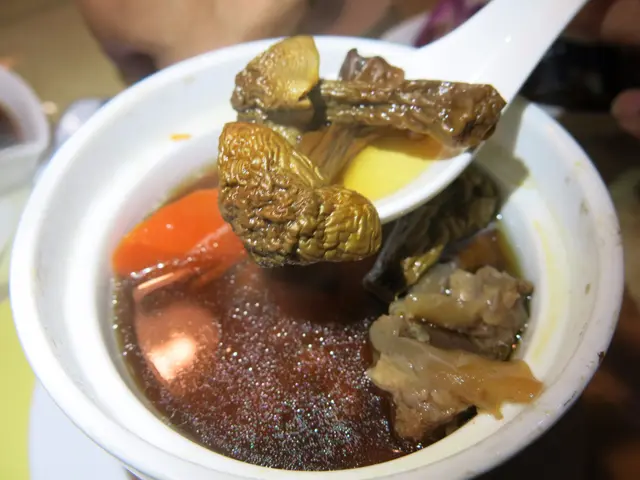 原盅燉姬松茸淮山燉甘筍黑毛豚肉湯(位上)