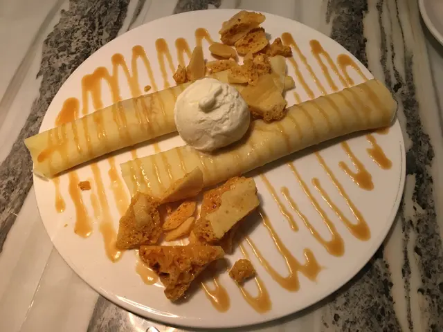 呢款班戟卷酸酸甜甜再配埋個乳酪雪糕，幾開胃，不過側邊d脆脆幾"痴"牙，哈哈！
