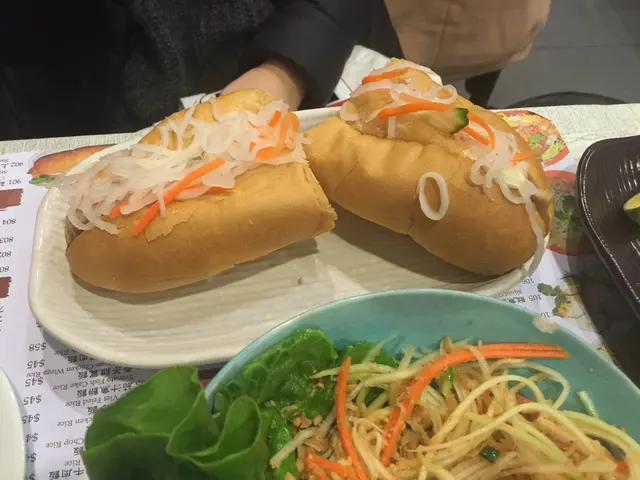 法包外夠脆，裡面口感不差。餡有青瓜片，札肉，根部沾有吞拿魚醬，上面有酸醃過的紅白蘿蔔絲。餡的配搭很不錯！