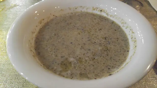 蘑菇應該係以慢攪拌方式打碎，所以飲起湯嚟還有強列蘑菇嘅口感， 如在湯面加兩三片磨菰，賣相肯定贏回不少分數