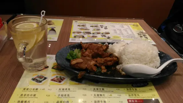 豬軟骨飯和熱檸水