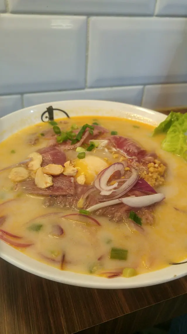 窩蛋生牛肉椰汁酸湯河粉