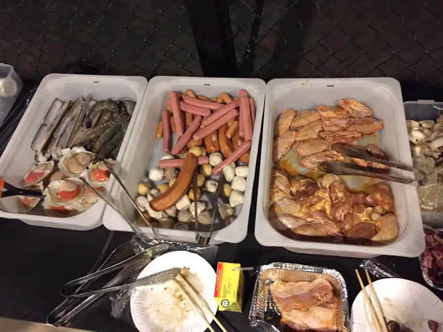 一人十一人就只有三張圖中既食物，汽水無，雪櫃得6包裝菊花茶同維他奶，再加4罐加多寶