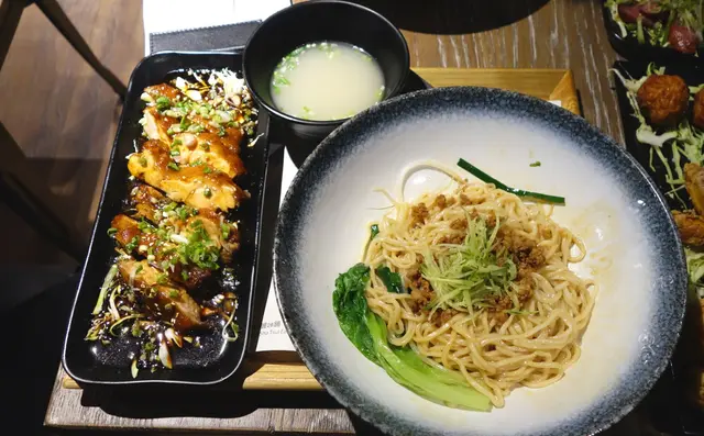 撈麵跟雞扒分開而上