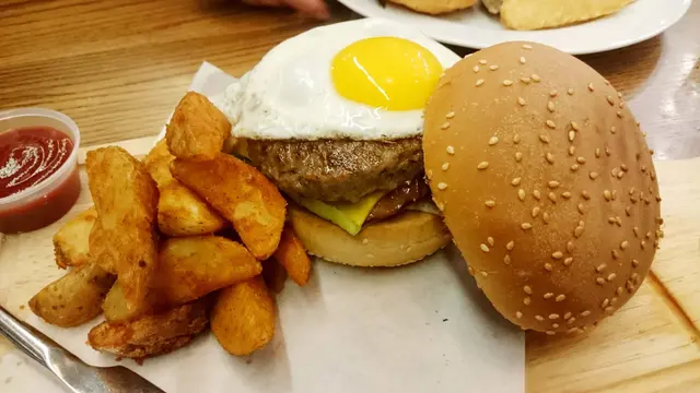 和牛漢堡伴炸薯角