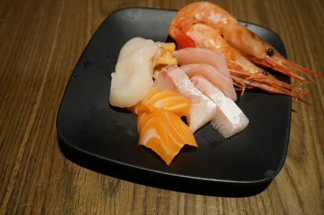 都是新鮮貨色,當中以三文魚、油甘魚最為肥美。