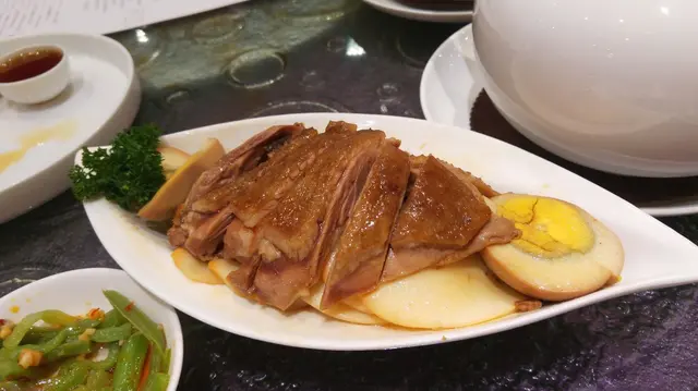 第一碟到來的鵝片有點份量偏少, 連帶大骨偏向瘦小的鵝肉不夠盡興