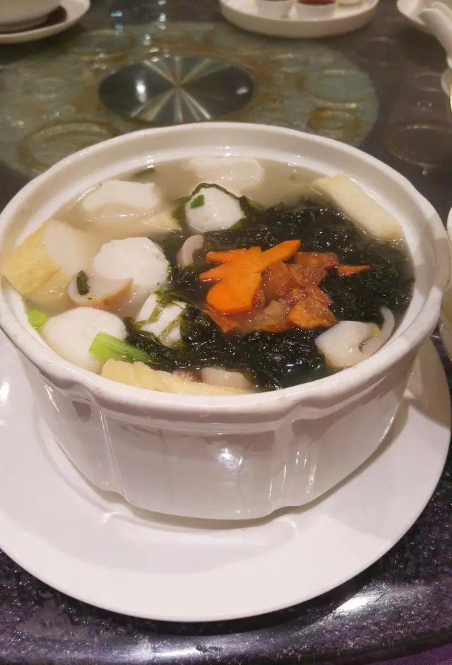 這鍋用料可是十分多: 魚蛋、魚片和紫菜, 還有些菇菌