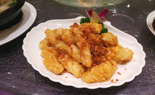 炸至酥香金黃的外皮帶脆口, 炸漿均勻不厚身, 還可隱約見到炸漿下𠝹有花紋的魷魚