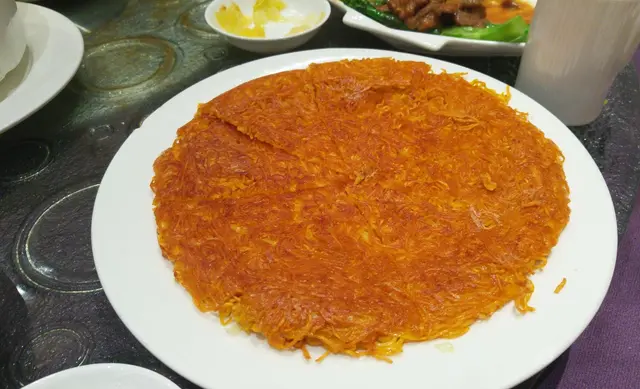 麵條一面煎得金黃香脆, 另一面微微柔軟