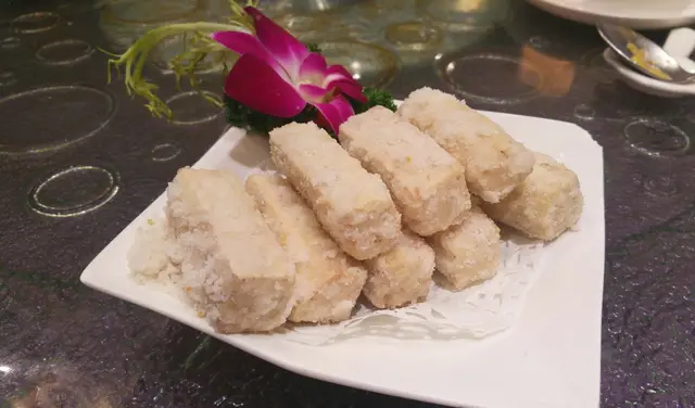 雪白的糖霜表面炒得乾身, 脆感十足