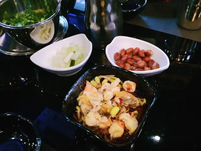 以剩餘嘅海鮮、芽菜加調味料製成，充滿麻油香味，味道相當開胃。