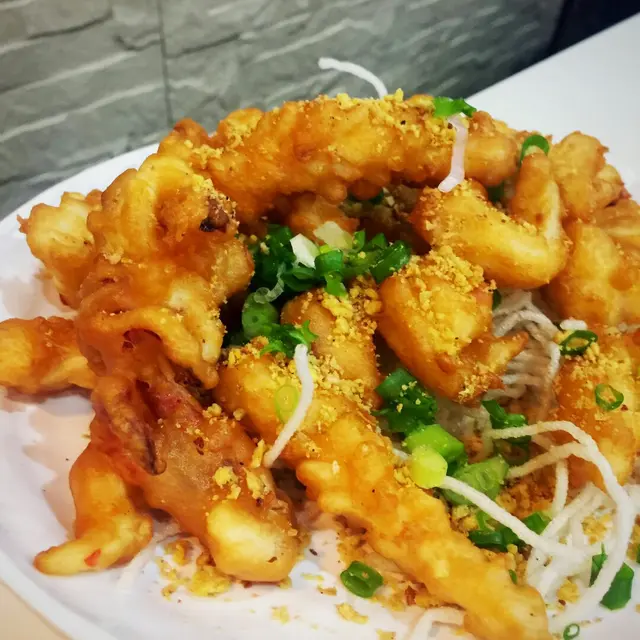金黃色的鮮魷,炸到鬆脆,咬落去又彈牙。點唊汁或者曬小小盬都好食:-)