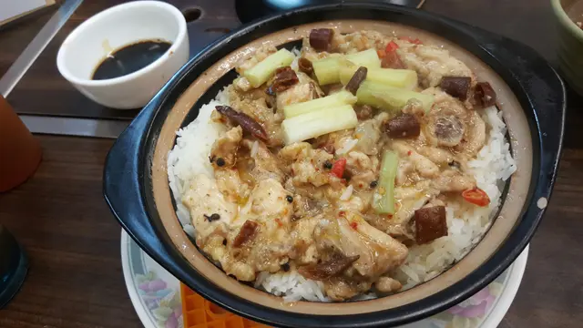 麻辣滑雞煲仔飯