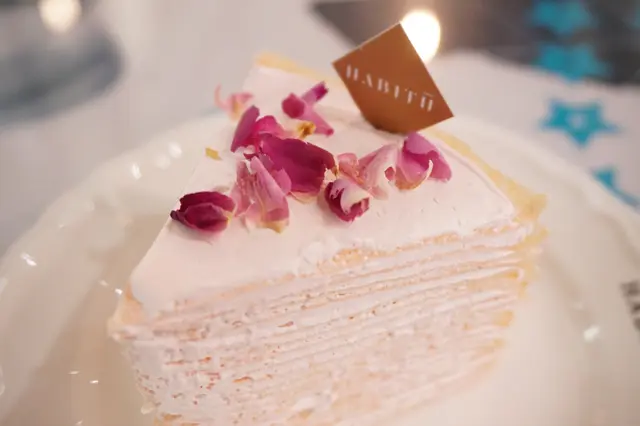 22層班㦸餅皮透出淡淡粉色,淡粉色的奶油忌廉,綴以片片玫瑰花瓣,浪漫得只是看着也讓人心動。