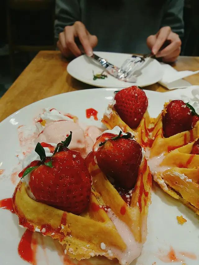 鮮草莓雪糕窩夫