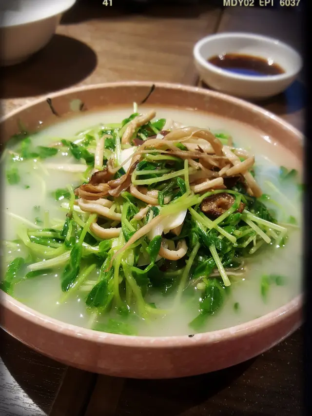 上湯茶樹菇伴翡翠苗($63)