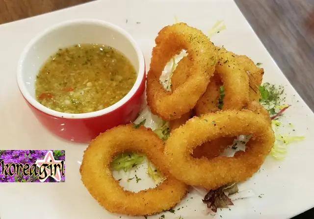炸魷魚圈配泰式香草辣汁 Calamari Ring w/Thai Spicy Sauce 