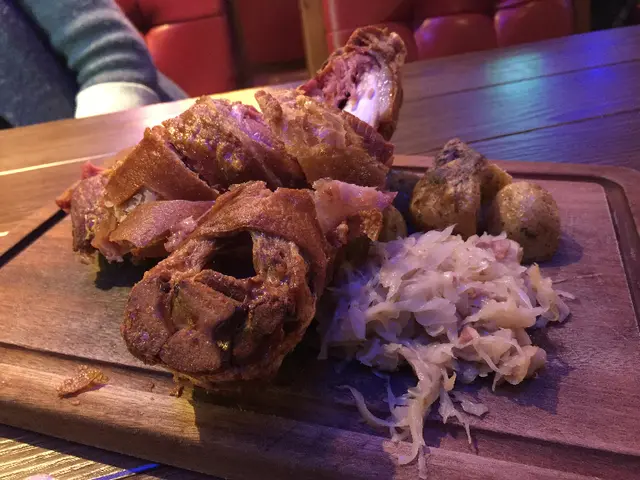 脆皮燒豬手拌薯仔酸椰菜