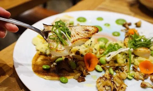 連魚皮煎香的銀雪魚, 表面煎得微微金黃