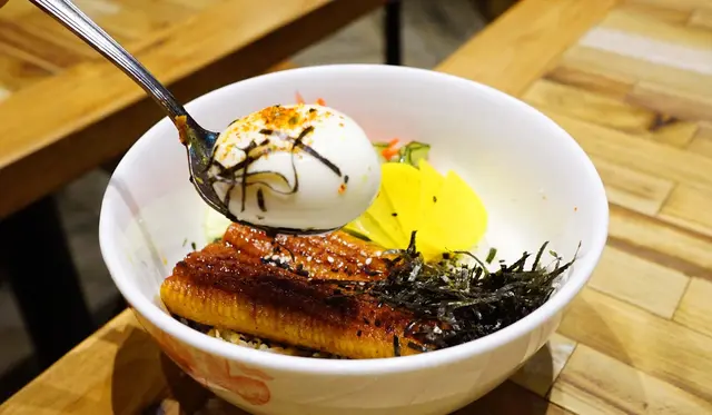 亮點除了那塊大鰻魚外, 其次就落在流心蛋上