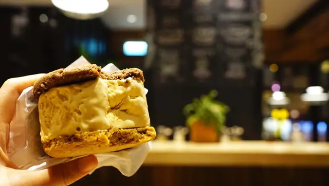 雪糕質感細滑有致, 軟硬度及融化度都剛剛好, 不會弄得一手雪糕的黏痕