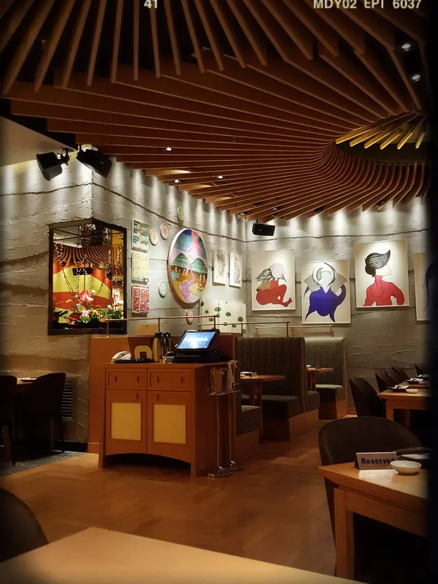 大堂樓底極高，裝潢新潮光鮮