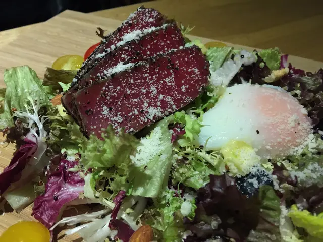 厚切的吞拿魚他他,
外層沾滿黑椒,裡面肉質軟腍,入口微辣惹味,
加上芝士粉的點綴,味道多了一重層次感呢!