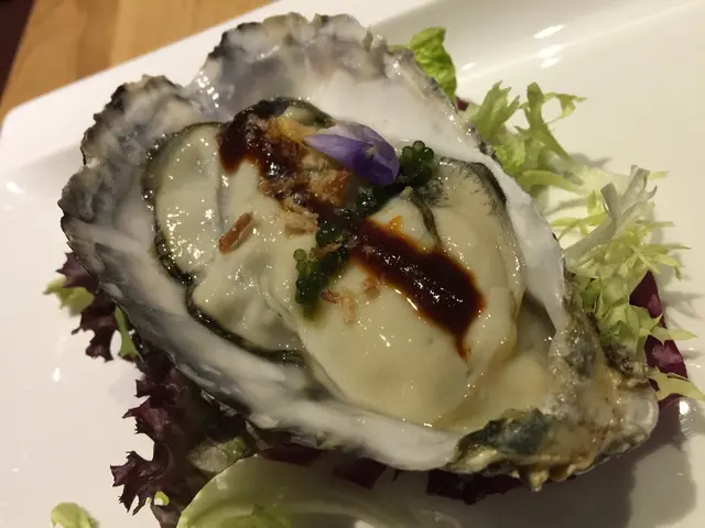 即叫即開的生蠔肥美飽滿,入口嫩滑爽脆,
加上特調的泰式醬汁和兩串矜貴的海葡萄,
在口中感受到不同層次和味道的變化,很特別呢!😆