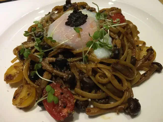 扁意粉用日本醬油炒得入味,
混和了黑松露的醇香和溫泉蛋的幼滑,
加上卜卜脆的藜麥和本菰,
令整個意粉更有層次感!😏