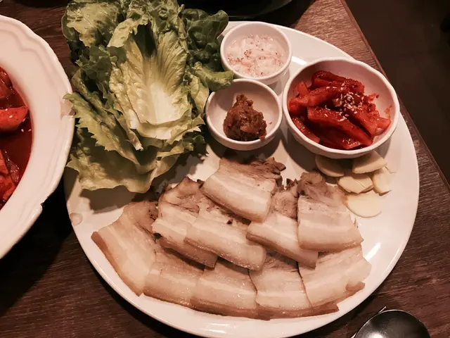 五花肉包生菜