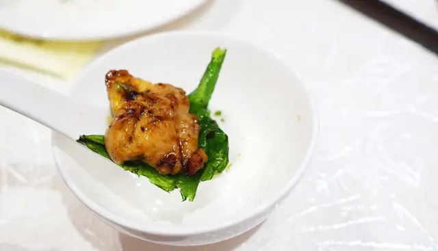 紫蘇葉炸得十分輕盈薄脆, 嫩滑的雞肉跟雞皮黏附著炒香了的川椒絲, 是伴飯一流的菜式