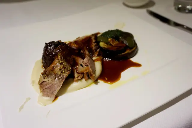 燒牛仔膝、薯蓉、扒雜菜