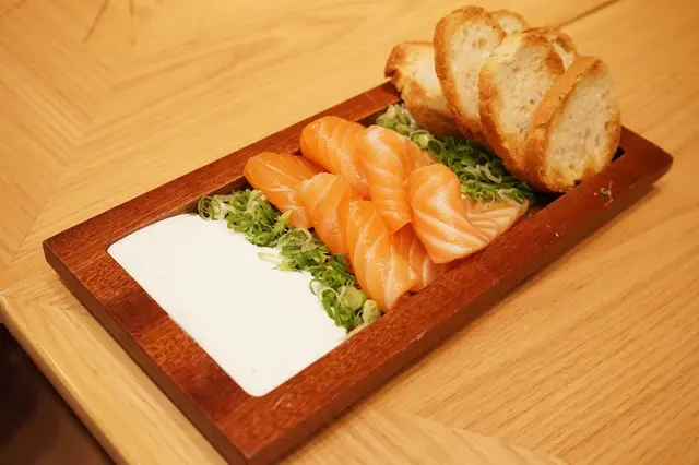 櫻花煙三文魚配山葵忌廉