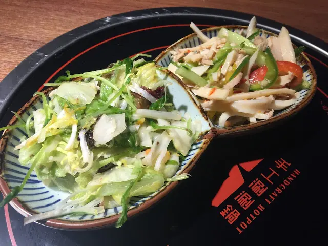 🍊柚子沙律
雜菜沙律混合了店家特調的芝麻醬和柚子醬,
清新得黎又美味,很新穎的配搭呢!👍🏻
鮑撈起手撕雞
嫩滑的手撕雞,配上口感柔韌的鮑片和爽脆的三色椒絲和青瓜絲等,
加上微辣惹味的醬汁,
口感和味道層次都控制得十分出色~😋
就算要額外加錢都絕對值得食過返尋味,性價比高!👍🏻