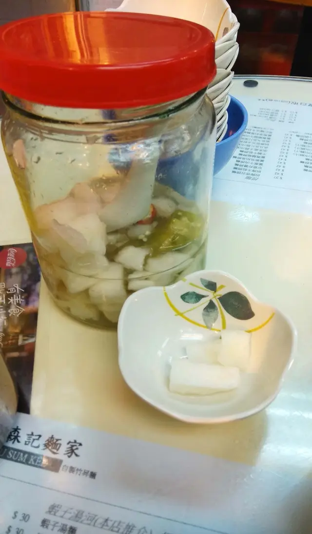 方丁大小的醃蘿蔔, 那股酸勁打開樽蓋已一湧而出, 甜酸爽口集一身, 開胃無比又不嗆喉