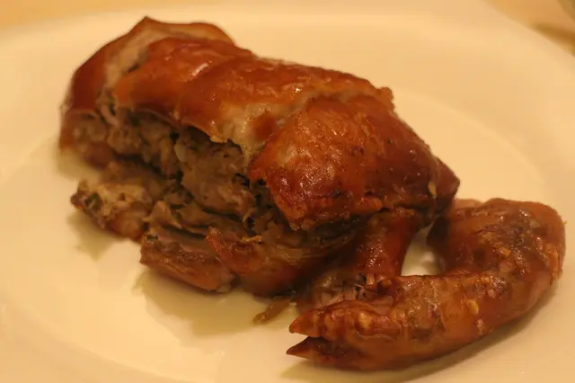 意式烤乳豬配蘑菇及薯蓉 (Maialino da Latte in Porchetta con Rosmarino, Italian Country-Style Suckling Pig with Sautéed Mushrooms and Mashed Potatoes)