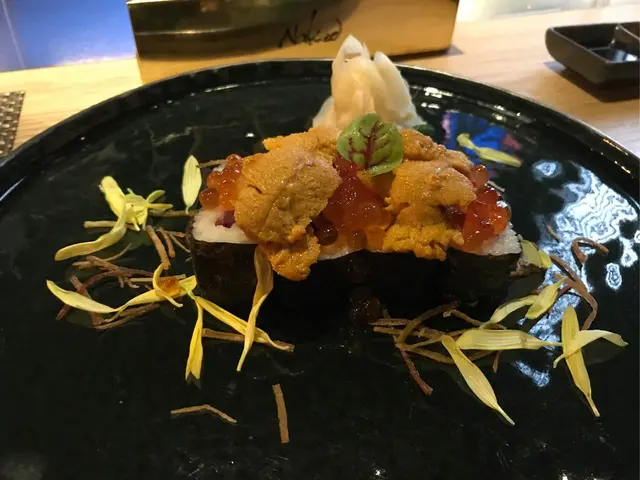 除了上面的海膽、吞拿魚蓉和飛魚子很足料之外，卷物裡面的紫蘇梅是個pleasant surprise，提升了整個壽司的清爽度和口感，like！