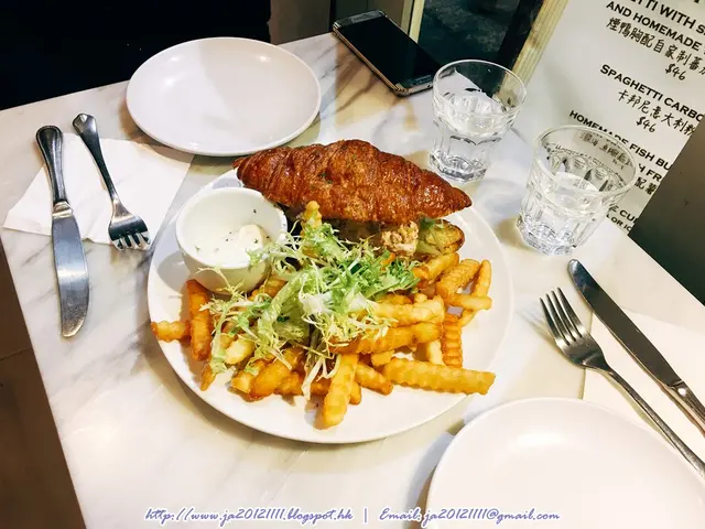 珍寶龍蝦仔牛角酥